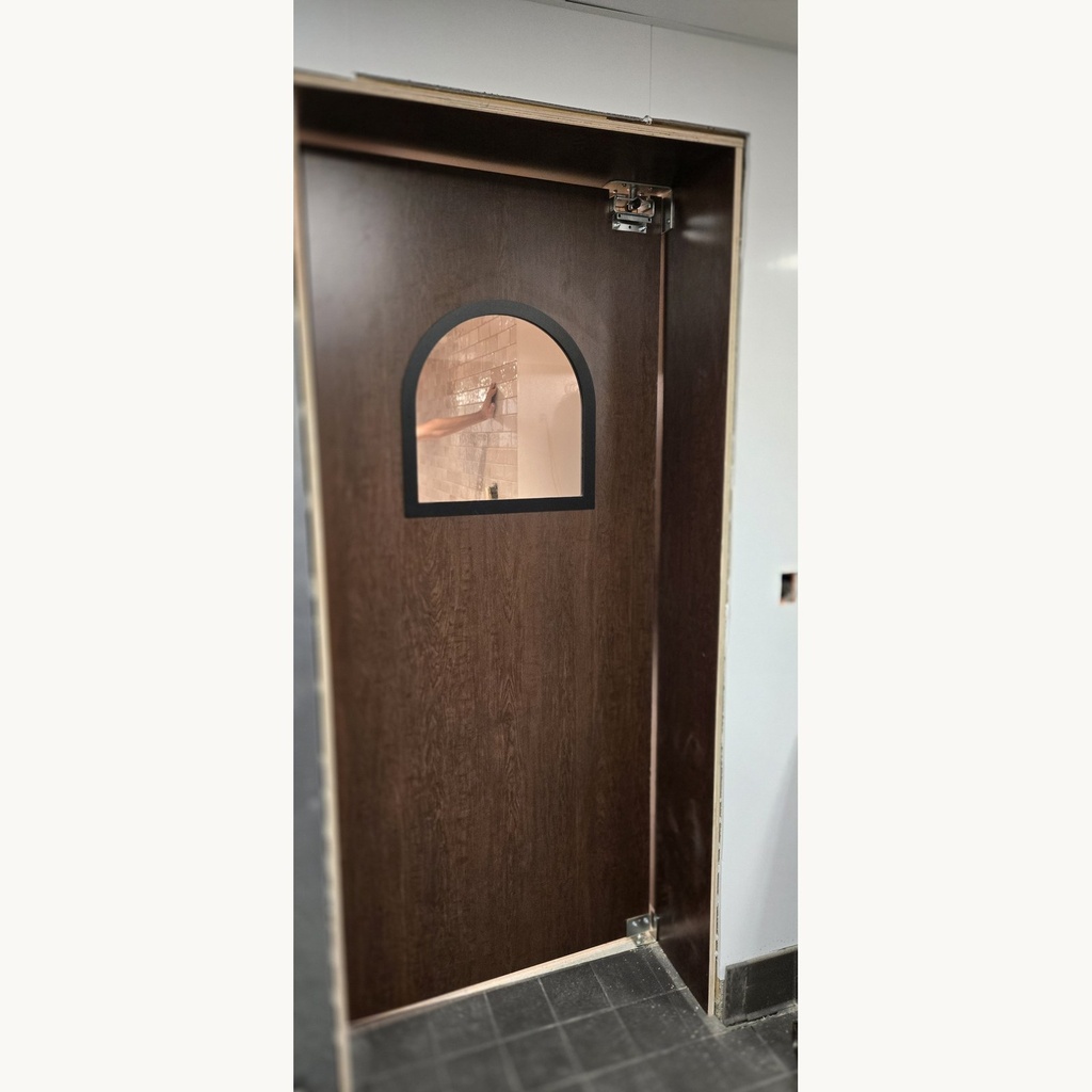 door_traffic_cocoa_maple_installed_detail